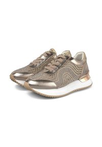 Sneaker metallici dorati con superficie testurizzata, decorati con strass e una suola intermedia bianca. Caratterizzati da un tallone imbottito e lacci beige.