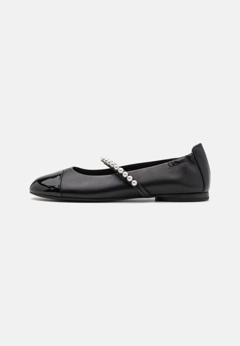 Ballerines noires avec un capuchon de orteil brillant, une tige en cuir lisse et une rangée décorative de perles sur la lanière du médio-pied.