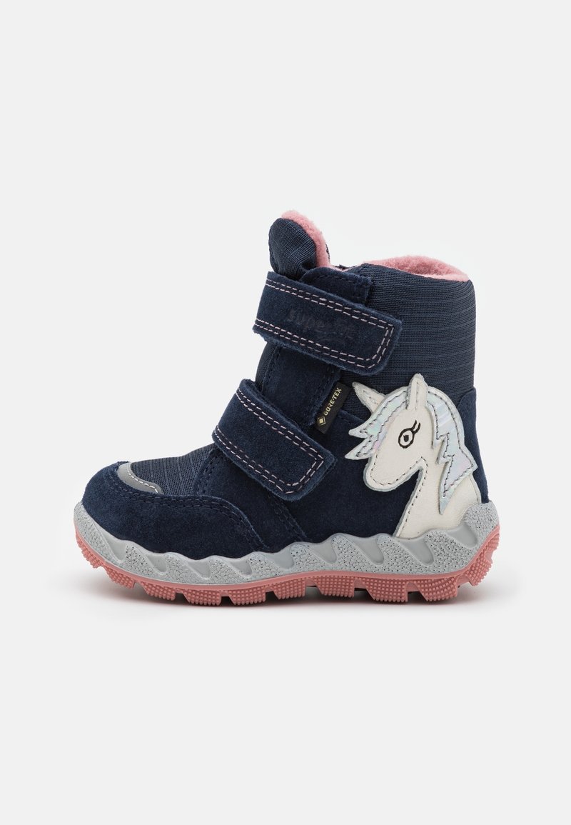 Botte en daim bleu marine avec doublure rose et brides Velcro, présentant un design de licorne sur le côté et une semelle en caoutchouc texturé gris.
