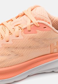 HOKA CLIFTON 9 - Tenisky - cantaloupe/white