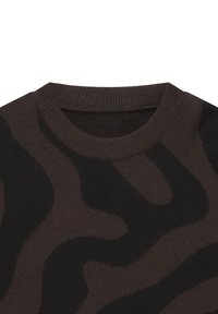 Pull marron avec un motif camouflage, doté d'un col rond côtelé et d'une texture douce. Le design comprend des tons marron foncé et plus clair.
