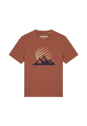 T-shirt met korte mouwen in roestkleur met een afbeelding van drie donkere bergen en een beige zon met diagonale strepen erachter.