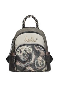 Kleiner Rucksack mit geflochtenem Griff, texturiertem beigen oberen Teil, Vordertasche mit abstraktem Blumenmuster in gedämpften Farbtönen und metallischem "Anekke"-Logo.