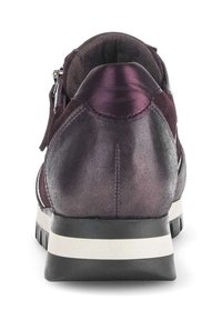 Paarse metalen sneaker met een gladde textuur, voorzien van een gewatteerde enkel, een zijrits en een zwart-witte gestreepte zool.