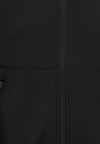 Črna jakna iz mehkega materiala s sprednjim zadrgo, gladko teksturo in brez vidnih vzorcev. Ima optimizirano zasnovo in skrite stranske žepke.