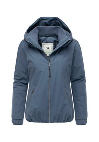 Niebieska kurtka zapinana na zamek z kapturem, dwoma przednimi kieszeniami na zamek, elastycznymi mankietami i elastycznym dołem, wyeksponowana na białym tle.