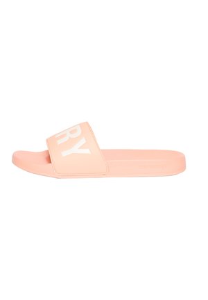 Lichtroze slide-sandaal met een brede band met deels zichtbare witte letters en een platte zool.
