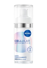 Siero NIVEA Cellular Epigenetics in una bottiglia trasparente con un erogatore bianco. L'etichetta presenta testo blu su uno sfondo sfumato pastello.