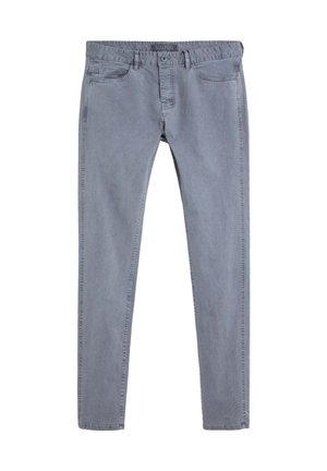 Jeans de denim gris con un corte ajustado, diseño de cinco bolsillos y detalles de costura visibles. Presenta un cierre de botón y cremallera en la cintura.