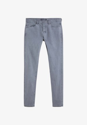 Jeans de denim gris con un corte ajustado, diseño de cinco bolsillos y detalles de costura visibles. Presenta un cierre de botón y cremallera en la cintura.