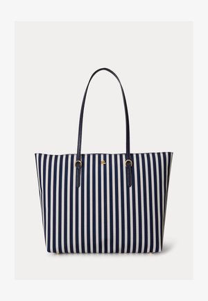 Toteveske med loddrette navy- og hvitstripete ruter, to lange navy-håndtak og liten gull-logo nær toppen i midten.