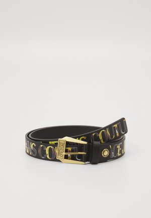 Czarny skórzany pasek ze złotą klamrą z wygrawerowanym "Versace Jeans Couture" i wielokolorowym dużym napisem logo wzdłuż paska.