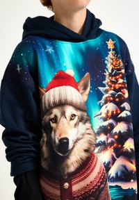 Hoodie met een wolf die een rode Santa-hoed draagt, bedrukt op een blauwe achtergrond met sneeuwvlokken en een kerstboomontwerp.