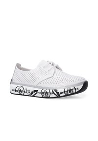 Weiße perforierte Schuhe mit grauen Akzenten und schwarzer Gummisohle, die mit Druckdesigns versehen sind. Schnürsenkel für einen sicheren Halt und eine abgerundete Schuhform.