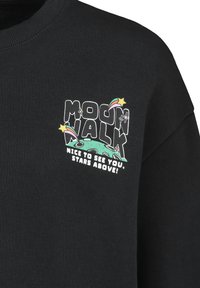 Schwarzer Hoodie mit buntem Grafikdruck und dem Text "MOON WALK" sowie Sternen. Weiches Material mit geripptem Kragen und lässiger Passform.