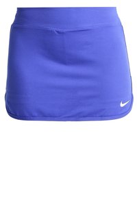 Falda deportiva morada hecha de una tela suave y elástica. Presenta un dobladillo recto y un pequeño logo blanco en la parte inferior derecha.