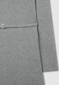 Szary sweter dziany o dopasowanym kroju. Posiada materiałowy pasek z metalową klamrą w kolorze srebrnym oraz drobnymi metalowymi oczkami. Miękka tekstura.