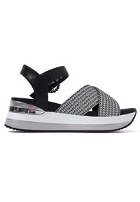 Sandali platform neri e argento con tomaia intrecciata, design incrociato, cinturino alla caviglia regolabile e suola in gomma texturizzata.