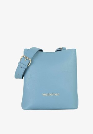 Sac bandoulière en cuir bleu clair à forme structurée, avec des ferrures dorées et le nom de la marque embossé sur le devant. Sangle réglable incluse.