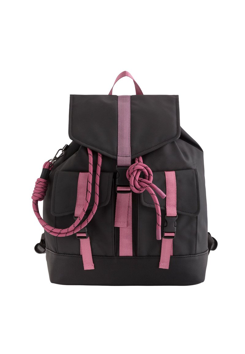 Mochila negra con tapa superior y acentos rosas; cuenta con bolsillos frontales, un detalle de cuerda anudada y correas ajustables. Fabricada con material duradero.