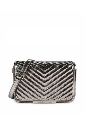 Petit sac bandoulière matelassé argent métallisé avec motif chevron, sangle ajustable, forme rectangulaire et plaque de marque en métal à l'avant.