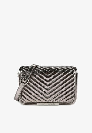 Petit sac bandoulière matelassé argent métallisé avec motif chevron, sangle ajustable, forme rectangulaire et plaque de marque en métal à l'avant.