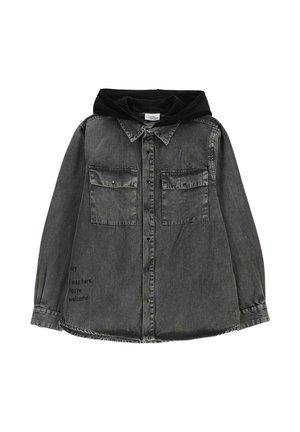 Ciemnoszara koszula jeansowa na guziki z czarnym kapturem, dwie kieszenie na piersi oraz tekst „Hej, byłem tu. Proszę bardzo” na dole po lewej stronie.