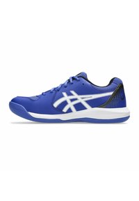 Chaussure de sport bleue avec une tige en maille, accents blancs et un talon noir. Présente un bout arrondi et une semelle rembourrée pour un soutien optimal.