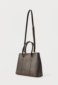 Barna válltáska texturált anyagból, két rövid fogantyúval, levehető vállpánttal és aranyszínű fém kiegészítőkkel.