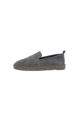 Mocassin à enfiler en daim gris avec une semelle intermédiaire en jute tressé et une semelle extérieure en caoutchouc, doté d'une languette à l'arrière et d'un design profilé bas.
