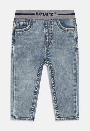 Jasnoniebieskie dżinsy dla malucha z elastycznym szarym pasem z logo Levi's, przednimi kieszeniami i przetartą fakturą denimu.
