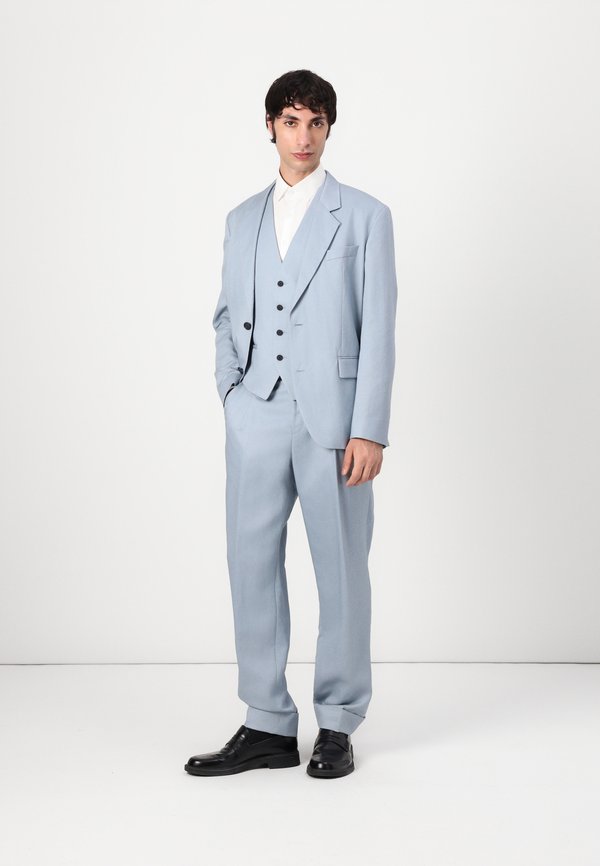 KARLO THEODOR - Suit2