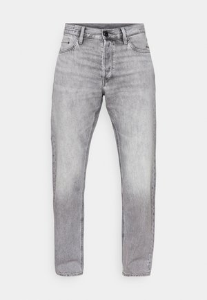 Jeans de mezclilla gris con corte recto, que presentan un lavado desgastado, diseño de cinco bolsillos y cierre estándar de botón y cremallera.