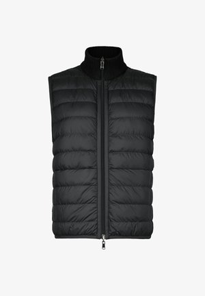 Sort quiltet, ærmeløs dyneveste med ribbet opretstående krave og en tovejs lynlås foran.