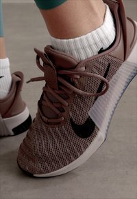 Nike Performance METCON 9 EASYON - Treningssko - smokey mauve/black/platinum violet