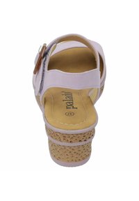 Sandal di un delicato colore viola chiaro con una fascia larga e dettaglio di fibbia, dotato di una suola in sughero testurizzato e di una soletta imbottita per il comfort.