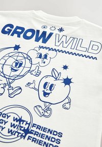 Witte katoenen sweatshirt met een blauw grafisch ontwerp van cartoonfruit en -personen met de tekst "GROW WILD" en speelse ontwerpen.