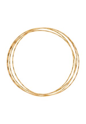 Dunne gouden draadspoel losjes gewikkeld in vier overlappende lussen tegen een witte achtergrond.