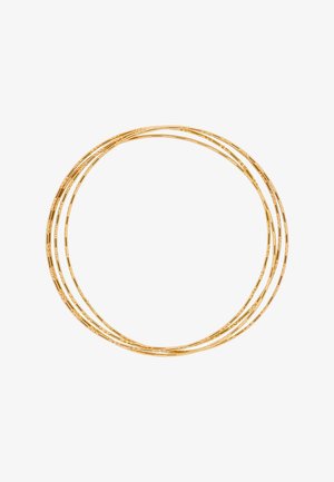 Dunne gouden draadspoel losjes gewikkeld in vier overlappende lussen tegen een witte achtergrond.
