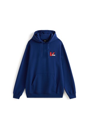 Blauwe hoodie met een kangaroo-pocket, trekkoorden en een rood logo-ontwerp op de linkerkant van de borst. Gemaakt van zachte stof met een klassieke pasvorm.