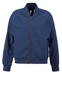 Chaqueta bomber azul marino con un frente texturizado y acolchado, mangas suaves, cierre de cremallera completa y puños y dobladillo acanalados.