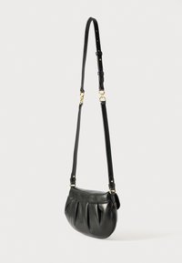 Μαύρη δερμάτινη τσάντα ώμου με πλισέ υφή, που διαθέτει μακρύ ρυθμιζόμενο λουρί και χρυσές μεταλλικές λεπτομέρειες. Στρογγυλή φόρμα με κομψό σχέδιο.