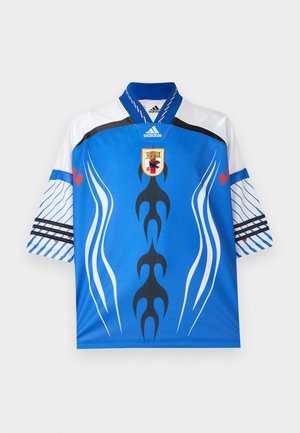 Sinine Adidas spordisärk valgete ja mustade abstraktsete leegimustritega, valged varrukad siniste triipudega ja märk rinnamärgi kujul krae all keskel.