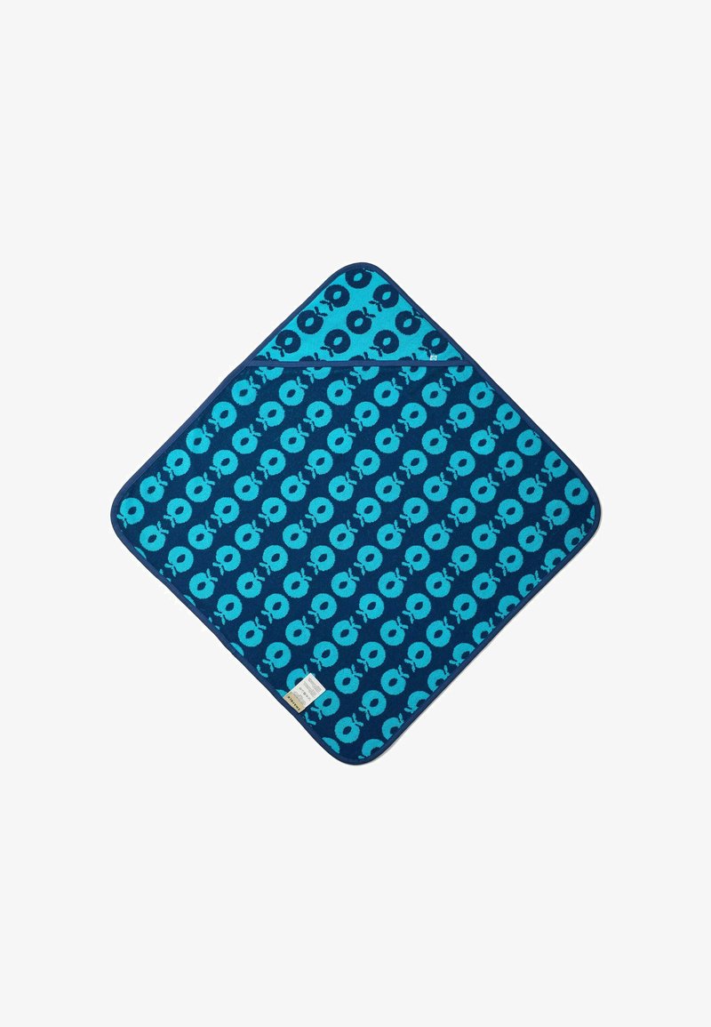 Gequiltede, diamantvormige mat in diepblauw en turquoise met een herhalend cirkelpatroon. Afgewerkt met een donkerblauwe rand. Zachte textuur.