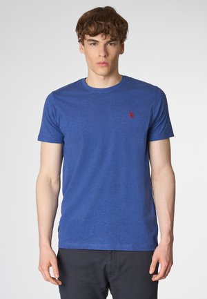 T-shirt blu con collo girocotolo, realizzato in un tessuto testurizzato, dotato di maniche corte e un piccolo logo rosso sull'area sinistra del petto.