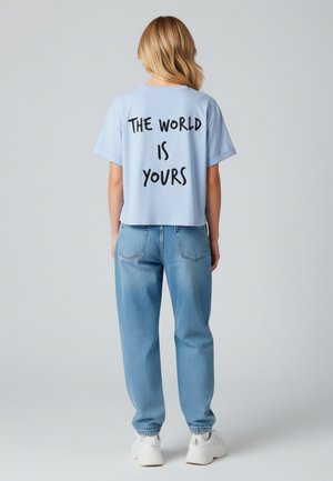 THE WORLD IS YOURS ROLL UP 25 - T-shirt imprimé - light blue