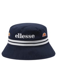 Mörkblå bucket-hatt i bomull, med vita randiga detaljer och "ellesse" broderad logotyp framtill samt en liten logotyp på sidan.