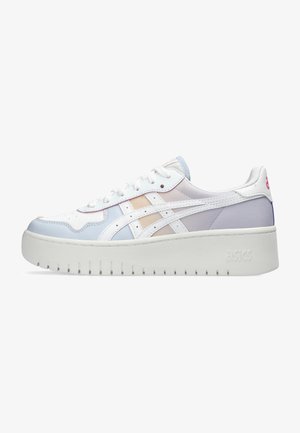 Sneaker bianco con dettagli pastello in blu, rosa e beige. Realizzato in pelle liscia. Presenta una suola spessa e un logo a contrasto.