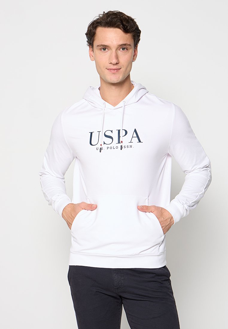 Sudadera blanca con capucha y un bolsillo tipo canguro, que presenta un gran logotipo en azul marino "USPA" en el pecho, elaborada con una tela suave y ligera.