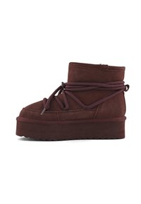 Stivali ankle in suede bordeaux con una spessa piattaforma, caratterizzati da lacci incrociati e un rivestimento morbido. Superficie testurizzata e design della suola a zigzag.